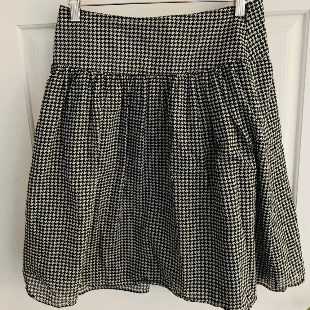 Banana Republic houndstooth Print Skirt- size 2